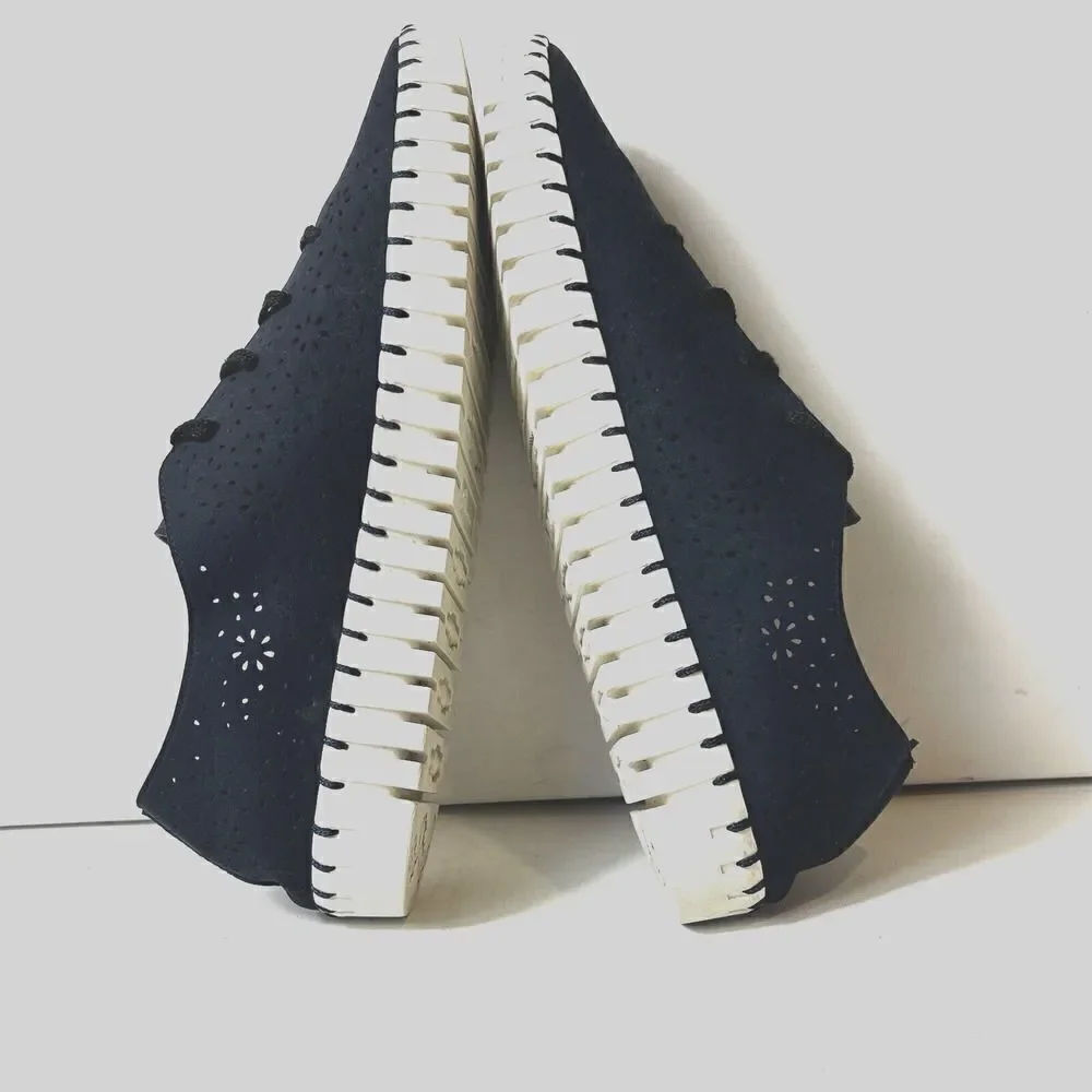 SKECHERS Air Cooled Memory Foam Womens 10 Navy Blue Fabric Lace Up Sneaker Flats
